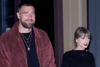 Taylor Swift alla riunione degli allenatori di football del liceo di Travis Kelce