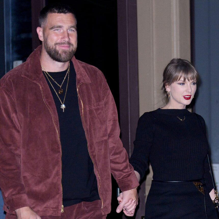 Taylor Swift alla riunione degli allenatori di football del liceo di Travis Kelce