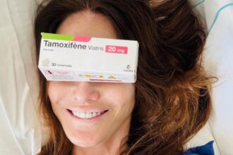 ''Effetti collaterali piuttosto aggressivi'': Carla Bruni dopo 5 anni ha terminato la terapia per il cancro al seno - Gossip.it