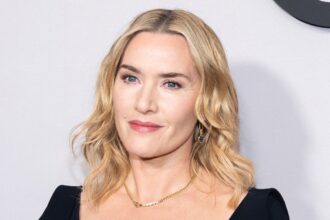 Kate Winslet rivela che alcune delle sue prime esperienze intime sono state con le ragazze quando era adolescente