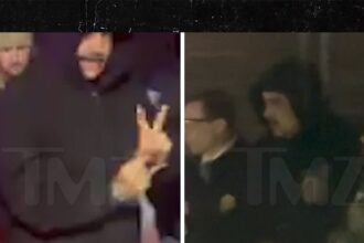 Nicolas Maduro mostra il segno della pace mentre si trova sotto custodia federale, video