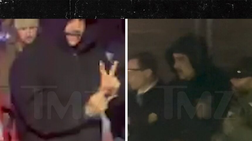 Nicolas Maduro mostra il segno della pace mentre si trova sotto custodia federale, video