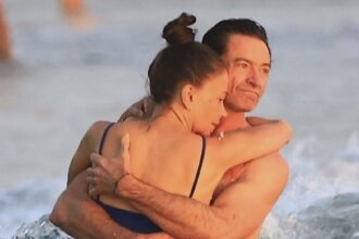 Hugh Jackman e Sutton Foster mostrano un grande PDA in Costa Rica