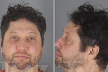 Ilhan Omar sospettato della siringa posa per una foto segnaletica con il sacco triste