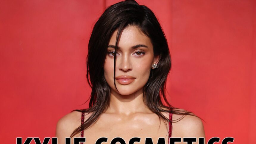 Kylie Jenner mostra la scollatura in un top di pelle attillato mentre promuove un nuovo profumo