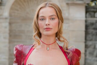 Look del tour stampa di Wuthering Heights di Margot Robbie