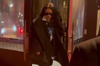 Rihanna prende una dura frecciata alla guardia del corpo dopo che la porta gli è stata sbattuta in faccia, davanti alla telecamera