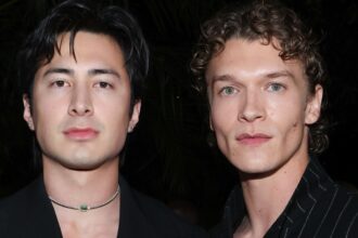 Hudson Williams e Connor Storrie di Heated Rivalry portano Torch