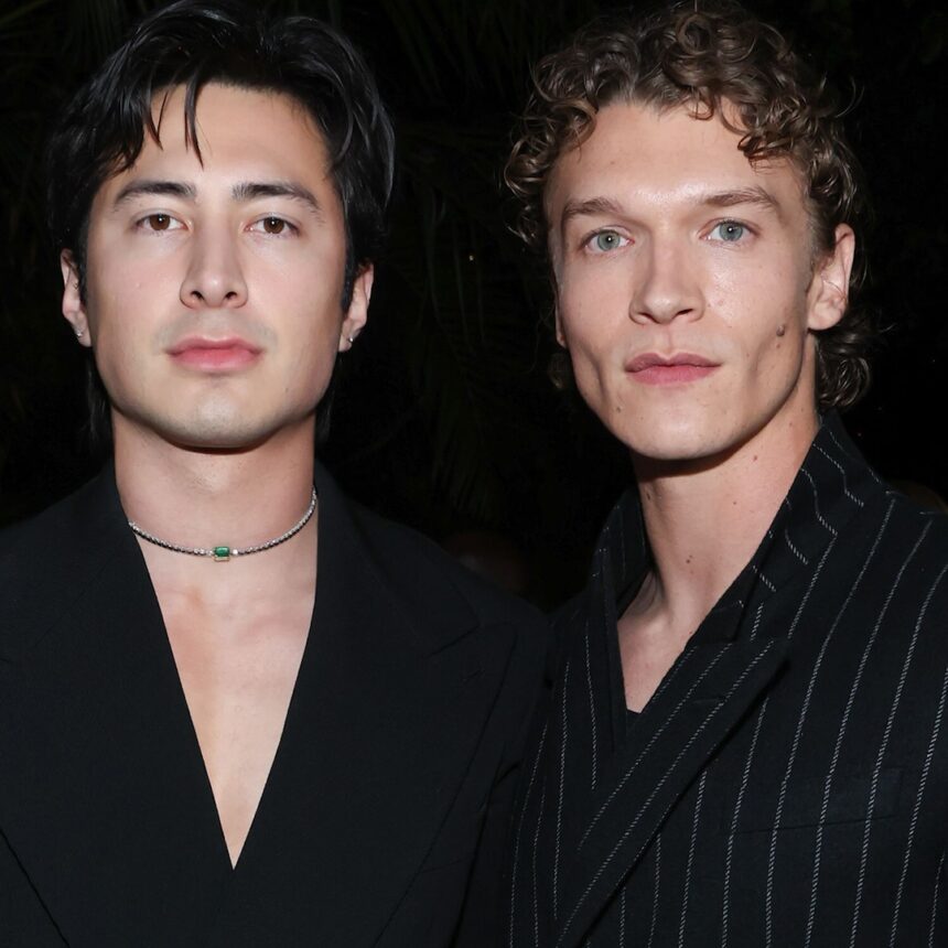 Hudson Williams e Connor Storrie di Heated Rivalry portano Torch