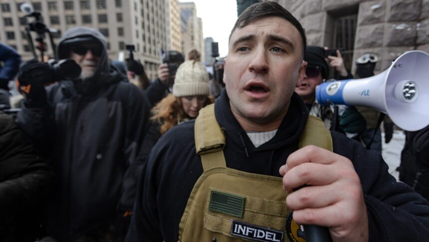 Chi è Jake Lang? Informazioni sull'influencer conservatore: la vita di Hollywood