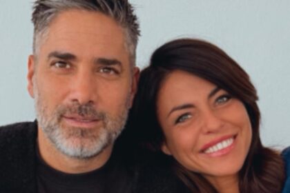 Pamela Camassa pazza di Stefano Russo: la foto dei due dei due seduti al ristorante conquista i fan della 41enne - Gossip.it