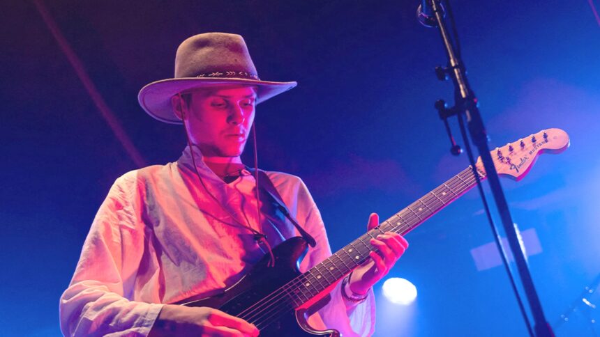 Il chitarrista Black Midi Matt Kwasniewski-Kelvin è morto a 26 anni