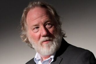 La foto segnaletica di Timothy Busfield rilasciata dopo l'arresto per accuse di abusi sessuali su minori