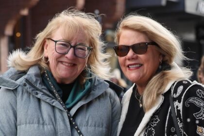 Donna Kelce e Andrea Swift si incontrano al Sundance 2026: guarda le foto dei futuri suoceri!