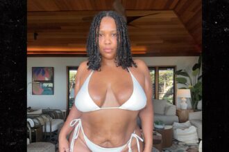 Lizzo mostra la perdita di peso in bikini bianco