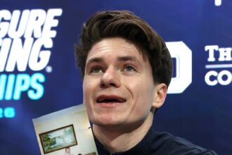 Il pattinatore Maxim Naumov parla del tributo ai genitori un anno dopo la loro morte