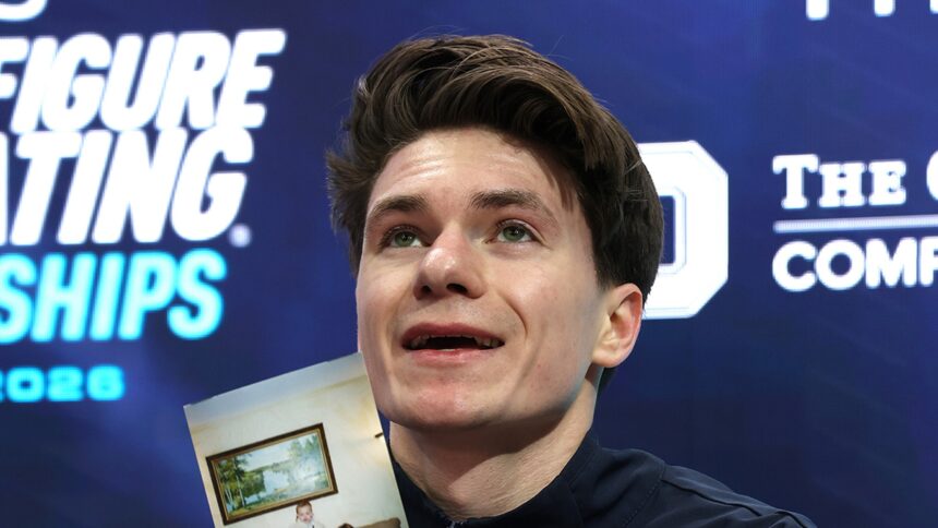 Il pattinatore Maxim Naumov parla del tributo ai genitori un anno dopo la loro morte