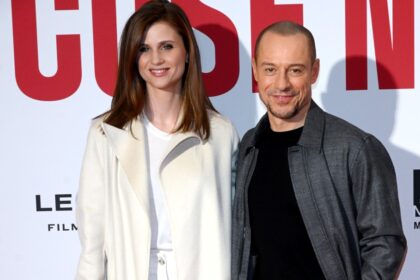 Stefano Accorsi ‘fisicatissimo’ e la moglie Bianca Vitali sul red carpet per l’anteprima a Milano di ''Le cose non dette'': foto - Gossip.it