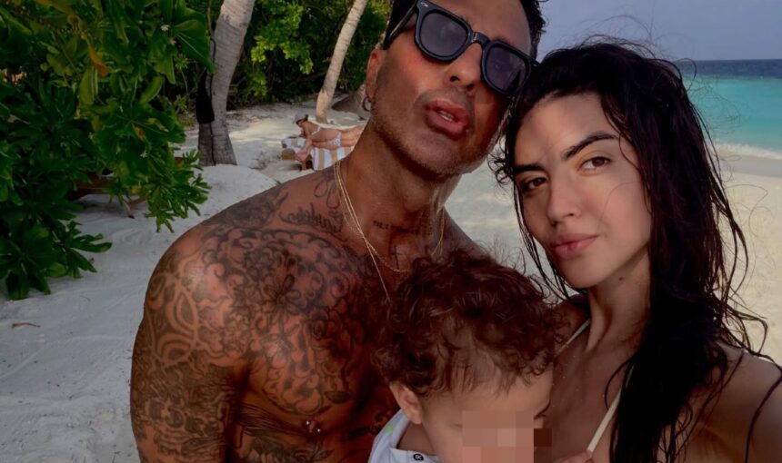 Sara Barbieri, compagna di Fabrizio Corona, svela a chi somiglia di più il figlio Thiago, guarda - Gossip.it