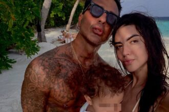 Fabrizio Corona saluta il 2026 e la Befana alle Maldive con Sara Barbieri e il figlio Thiago: foto - Gossip.it