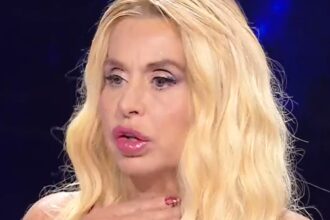 "Mi ha anche messo le mani addosso": Valeria Marini ha querelato per diffamazione Antonella Elia - Gossip.it