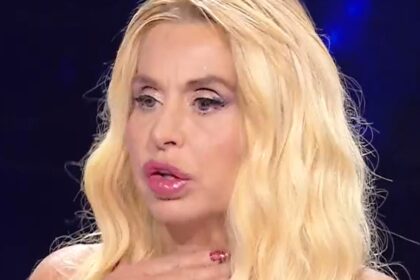 "Mi ha anche messo le mani addosso": Valeria Marini ha querelato per diffamazione Antonella Elia - Gossip.it
