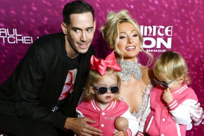 Paris Hilton a Los Angels si regala il secondo red carpet coi figli per il film che racconta la sua storia: foto - Gossip.it