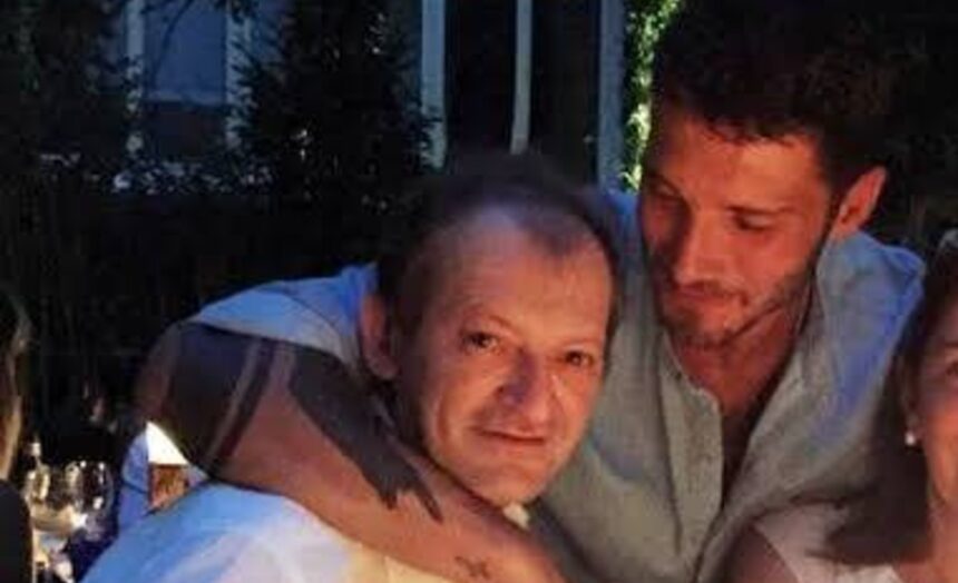 Stefano De Martino vive il suo terribile lutto in silenzio con la famiglia: i messaggi di cordoglio per la morte del padre - Gossip.it