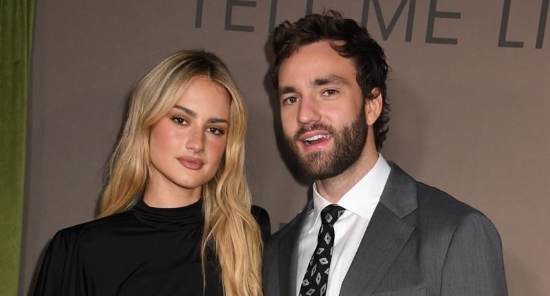 Il cast di "Tell Me Lies" partecipa alla premiere della terza stagione, comprese le tre coppie della vita reale dello show!