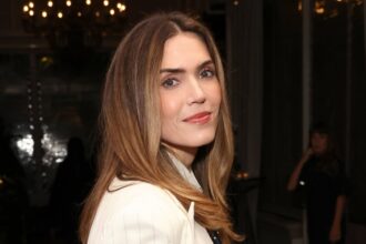 La citazione di Mandy Moore sulle amicizie che seguono un "corso diverso" sta attirando l'attenzione nel saggio di gruppo della mamma di Ashley Tisdale