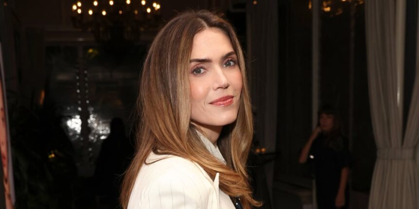 La citazione di Mandy Moore sulle amicizie che seguono un "corso diverso" sta attirando l'attenzione nel saggio di gruppo della mamma di Ashley Tisdale