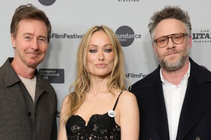 Olivia Wilde indossa la spilla "ICE Out" al Sundance Film Festival e riceve una standing ovation per la première di "The Invite"