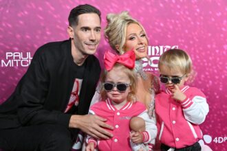 Paris Hilton riceve il sostegno del marito Carter Reum e dei loro figli alla première di "Infinite Icon: A Visual Memoir"