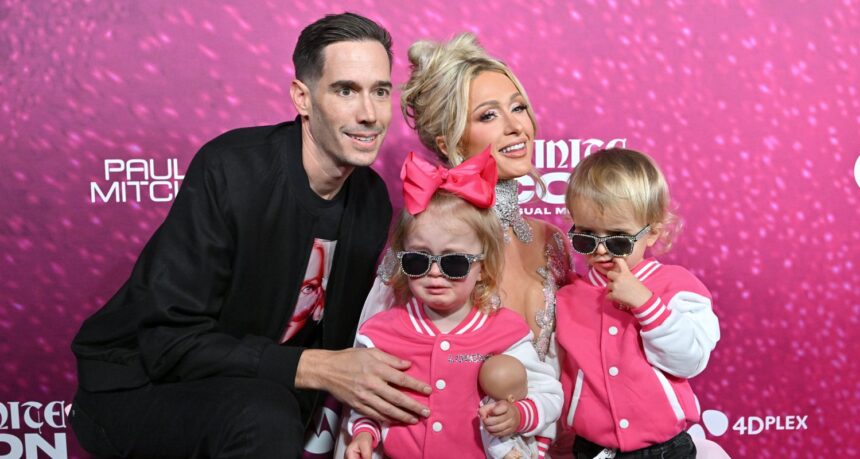 Paris Hilton riceve il sostegno del marito Carter Reum e dei loro figli alla première di "Infinite Icon: A Visual Memoir"