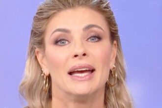 ''Sono un po’ rigida e fredda, ma è un’insicurezza'': Martina Colombari si commuove dalla Balivo - Gossip.it