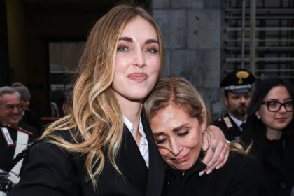 ''Incubo finito'': Chiara Ferragni assolta nel Pandoro Gate, la foto dell’abbraccio liberatorio con mamma Marina fuori dal tribunale di Milano - Gossip.it