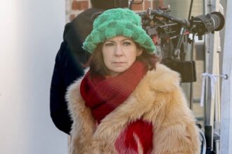 Carrie Preston abbina una pelliccia con un cappello da pescatore verde mentre gira la terza stagione di "Elsbeth" a Brooklyn