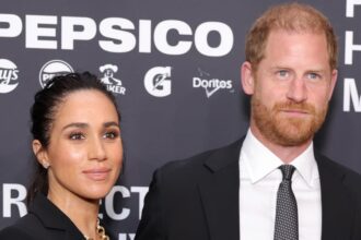 Kim Kardashian spiega perché ha cancellato le foto del principe Harry e di Meghan Markle dall'evento di compleanno di mamma Kris Jenner