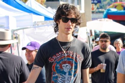 Sombr si gode una giornata al mercato agricolo con suo padre