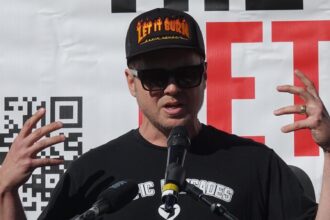 Spencer Pratt annuncia la candidatura a sindaco di Los Angeles al raduno "The Let Us Burn".