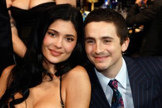 Timothee Chalamet ringrazia la fidanzata Kylie Jenner dopo aver vinto come miglior attore ai Critics Choice Awards 2026