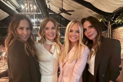 Victoria Beckham torna in pubblico sorridente dopo lo scandalo familiare: sorride nella foto con le Spice Girls al compleanno di 'Baby Spice' - Gossip.it