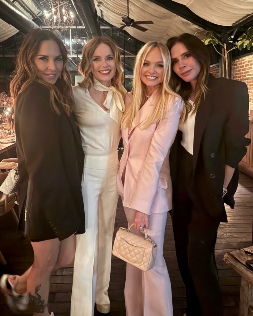 Victoria Beckham torna in pubblico sorridente dopo lo scandalo familiare: sorride nella foto con le Spice Girls al compleanno di 'Baby Spice' - Gossip.it