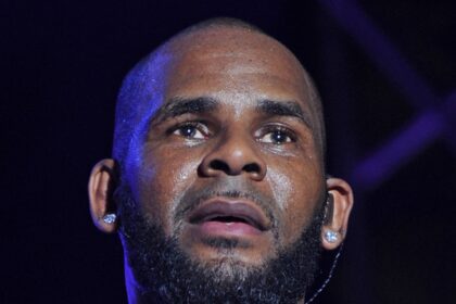 R. Kelly sotto indagine per possesso del numero di telefono del direttore in pensione