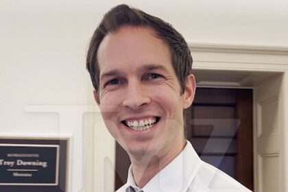 Il rappresentante Jake Auchincloss dice ai colleghi membri del Congresso di "toccare l'erba"