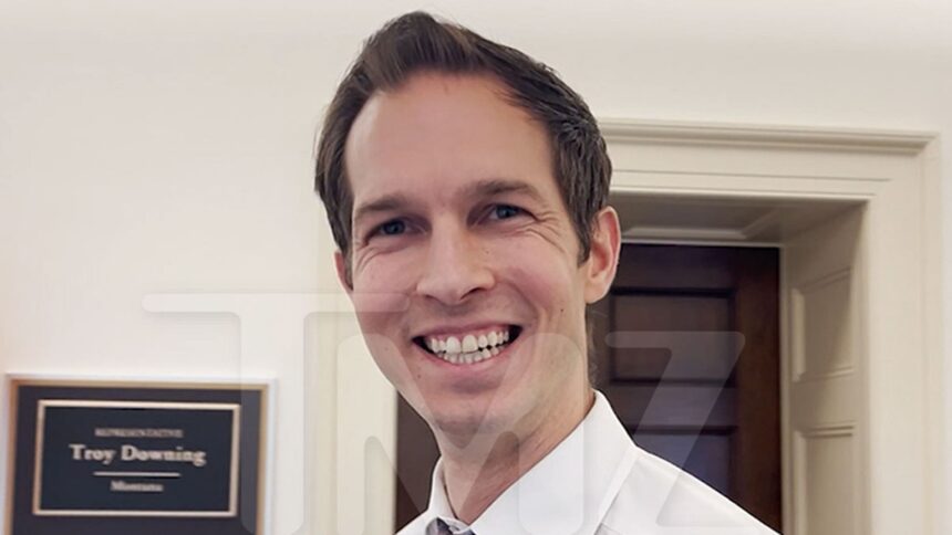 Il rappresentante Jake Auchincloss dice ai colleghi membri del Congresso di "toccare l'erba"