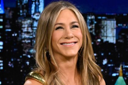 Jennifer Aniston, il fidanzato Jim Curtis alla commedia di Sean Hayes