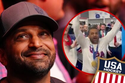 Il direttore dell'FBI Kash Patel festeggia con la squadra olimpica di hockey maschile degli Stati Uniti dopo la vittoria della medaglia d'oro