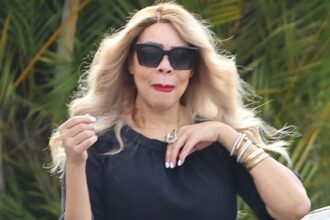 Wendy Williams sembra inconsolabile al funerale di papà
