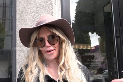 Brandi Glanville afferma che le protesi mammarie hanno causato parassiti sul viso